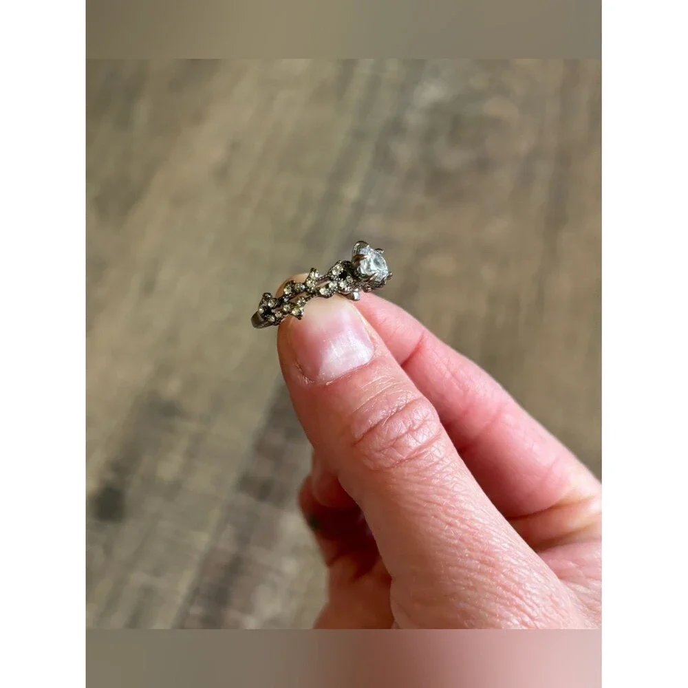 Fashion jewelry women’s size 10 metal and rhinestone secret garden style ring